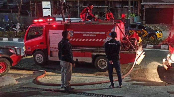 Suasana sekitar TKP Kebakaran, Jalan MT Haryono Balikpapan, Rabu (4/10/2023). Dari kejadian ini, sekitar 4 rumah ludes. Petugas berhasil memadamkan api dalam kurun satu jam. Untuk sementara nihil korban jiwa. TRIBUNKALTIM.CO/MOHAMMAD ZEIN RAHMATULLAH
