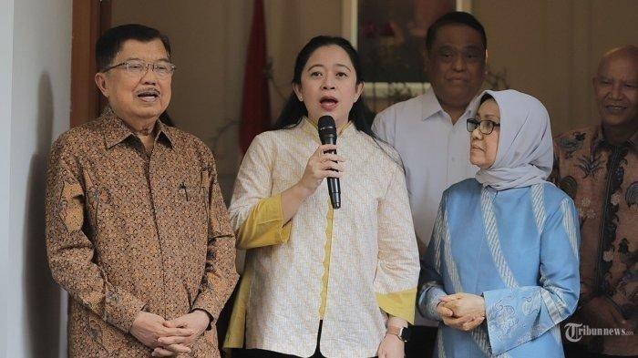 Wakil Presiden ke 10 dan 12 Republik Indonesia, Jusuf Kalla didampingi istri Mufida Jusuf kalla serta Ketua DPR dan Ketua DPP PDI Perjuangan Puan Maharani, Ketua DPP PDI Perjuangan Said Abdullah dan Wakil Ketua Umum Pimpinan Pusat Dewan Masjid Indonesia (DMI) Komjen Pol (Purn) Dr. H Syafruddin memberikan keterangan pers di kediaman Jusuf Kalla, Jakarta Selatan, Rabu (4/10/2023).