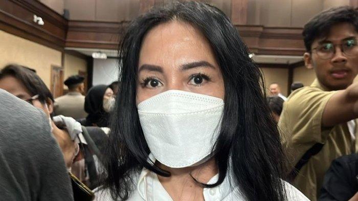 Ernie Meike, istri Rafael Alun, mantan Kepala Bagian Umum Direktorat Jenderal Pajak (DJP) Kantor Wilayah (Kanwil) Jakarta Selatan saat ditemui di Pengadilan Tipikor Jakarta, Rabu (30/8/2023). Sosok istri Rafael Alun disorot. Ernie Meike terima gaji puluhan juta di perusahaan konsultan pajak, tapi ke kantor hanya ketika ada acara.