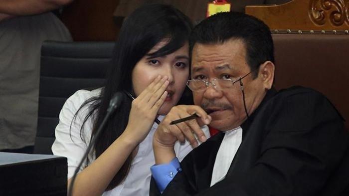 Jessica Wongso dan pengacara Otto Hasibuan pada sidang kasus kopi sianida pada 2016 silam.