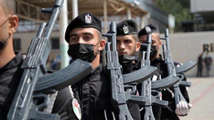 Tentara HAMAS Palestina pada upacara wisuda polisi di Kota Gaza, April 2021.