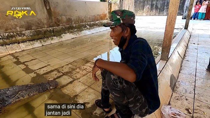 Pak Ambo saat menemui Buaya Riska