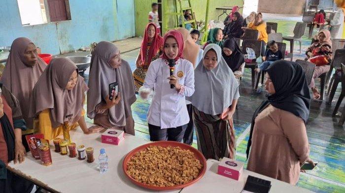 Nasabah PNM Belajar teknik olahan keripik sehingga menjadi produk yang enak, sehat, dan bergizi. 
