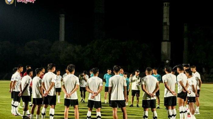 Pelatih Shin Tae-yong bersama pemain Timnas Indonesia