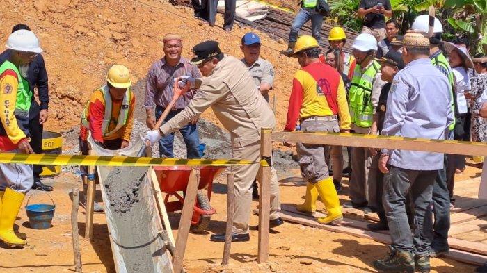 PELETAKAN BATU PERTAMA - Bupati Mahulu Bonifasius Belawan Geh, meletakan batu pertama pembangunan jembatan Datah Suling. Turut hadir Wakil Bupati Yohanes Avun dan Sekda, bulan Juni lalu.