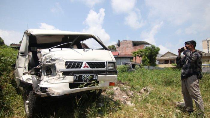 Kondisi Mitsubishi L300 mengalami kerusakan parah di bagian depan, sedangkan Isuzu Traga hanya mengalami lecet di bemper depan. Kecelakaan ini sedang dalam penyelidikan kepolisian setelah menewaskan seorang pemotor dan penumpangnya.