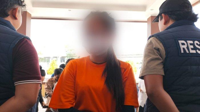 IK (30) pemilik akun Instagram @Ikadamayanti17 yang dijadikan tempat promosi judi online saat dihadirkan dalam press release di Mapolresta Samarinda, Rabu (11/10/2023). TRIBUNKALTIM.CO/RITA LAVENIA