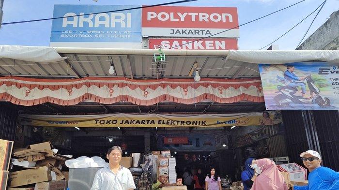 Pemilik Toko Elektronik Jakarta, Steven Darmadi (kiri) yang berdiri tepat di depan tokonya. Semenjak masuk cuaca panas di Balikpapan, tokonya dikunjungi banyak pembeli. Barang seperti kipas dan AC jadi incaran banyak konsumen, Selasa (10/10/2023).