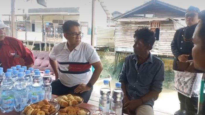 Pj Gubernur Kaltim, Akmal Malik bertemu Ambo, sang kreator konten buaya Riska di Kelurahan Guntung, Bontang Utara, Kota Bontang, Kalimantan Timur pada Kamis (12/10/2023). 