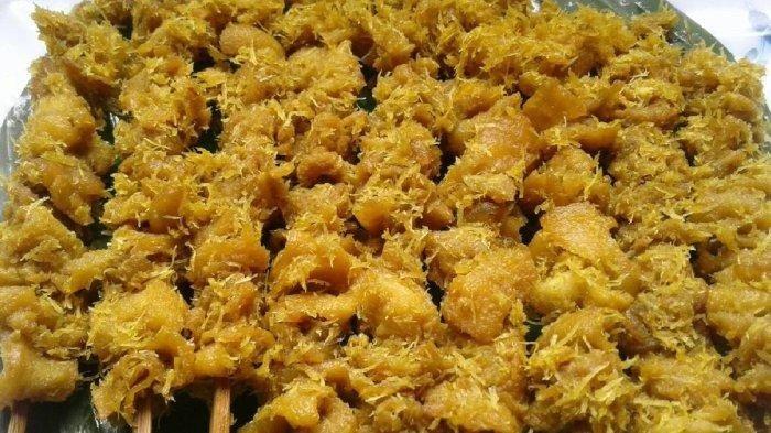 Sate jebred biasanya dijual di pasar-pasar tradisional.