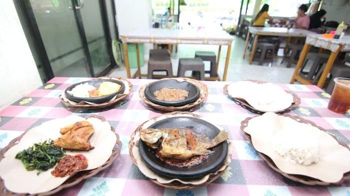 Deretan Menu Lalapan Lengkap dengan 3 Sambal Bakar Primadona di Warung Makan Sambal Bakar Bek Sum Balikpapan. 