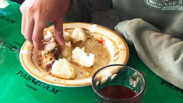 Suasana menyantap Ketupat Kandangan pakai tangan di warung Ketupat Kandangan Ridho, Kota Balikpapan, Kalimantan Timur. 