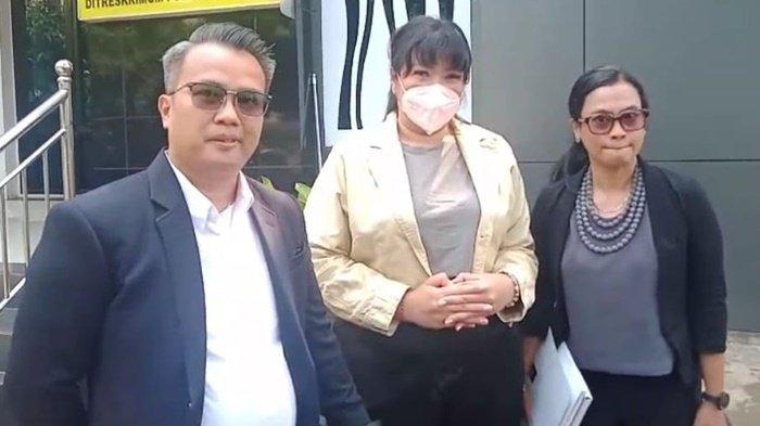 Tersangka kasus pelecehan kontestan Miss Universe Indonesia, Andaria Sarah Dewia (tengah) saat hendak diperiksa di Mapolda Metro Jaya, Kamis (12/10/2023).