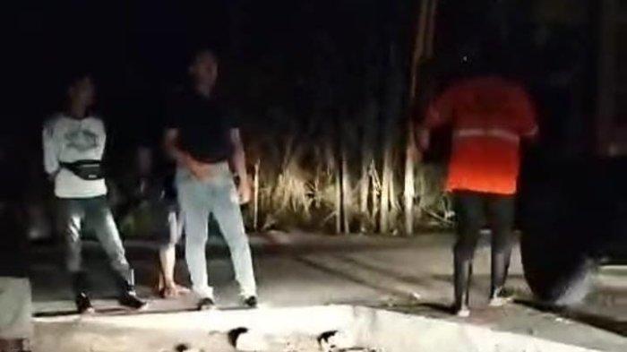 Tangkapan layar yang memperlihatkan sejumlah sopir truk DLH mendapat teror dari OTK saat hendak memasuki TPA Sambutan, Samarinda, Sabtu (14/10/2023) lalu. 