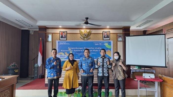 Foto Bersama Muhammad Akbar Al Muarafah selaku Pemimpin PT PNM Cabang Samarinda, Sutrisno Kasi Kesra Kecamatan Loa Janan Ilir Serta Rita Surya Darma Sebagai Pemateri.