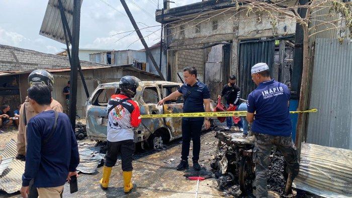 Jajaran Polsek Samarinda Seberang tengah melakukan olah TKP di ruko kawasan Jalan Moeis Hasan yang diduga merupakan tempat penimbunan BBM bersubsidi dan terbakar, Selasa (17/10/2023) pagi tadi. TRIBUNKALTIM.CO/RITA LAVENIA