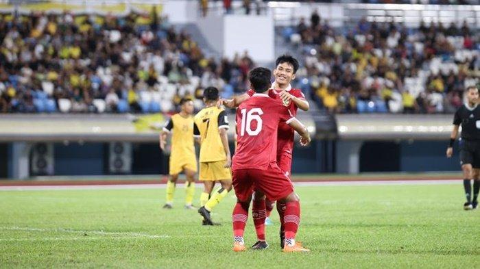 Dua pemain Timnas Indonesia, Witan Sulaeman dan Hokky Caraka, melakukan selebrasi usai mencetak gol ke gawang Brunei Darussalam dalam laga leg kedua babak pertama Kualifikasi Piala Dunia 2026 di Stadion Sultan Hassanal Bolkiah, Bandar Seri Begawan, Selasa (17/10/2023) malam.