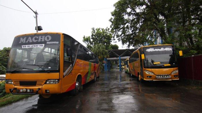 Situasi di kawasan Terminal Batu Ampar Balikpapan, Rabu (18/10/2023). Terminal Bus Batu Ampar Balikpapan mengalami mati suri dengan beberapa sopir yang tidak beroperasi, menyebabkan lalu lintas bus di pintu masuk dan sebaliknya lengang. Penumpang terlantar di terminal, sebagian menunggu sejak pagi, dan kondisi tersebut berlangsung hingga pukul 11.00 Wita tanpa perubahan signifikan.