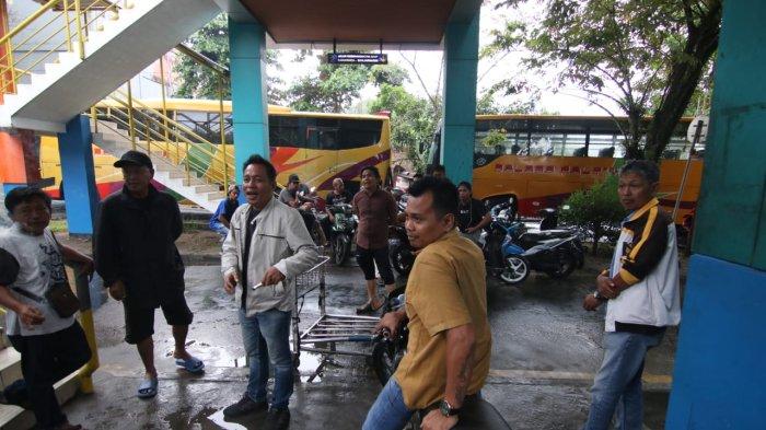 Situasi di kawasan Terminal Batu Ampar Balikpapan, Rabu (18/10/2023). Terminal Bus Batu Ampar Balikpapan mengalami mati suri dengan beberapa sopir yang tidak beroperasi, menyebabkan lalu lintas bus di pintu masuk dan sebaliknya lengang. Penumpang terlantar di terminal, sebagian menunggu sejak pagi, dan kondisi tersebut berlangsung hingga pukul 11.00 Wita tanpa perubahan signifikan.