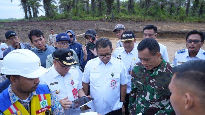 Pj Gubernur Kaltim, Akmal Malik meninjau kesiapan pembangunan infrastruktur berikutnya di kawasan Ibu Kota Nusantara (IKN), Rabu (18/10/2023), menjelang kunjungan kerja (kunker) Presiden Joko Widodo, awal November 2023.