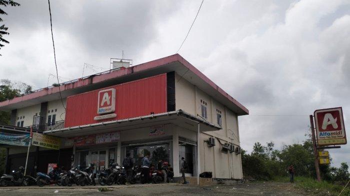 Suasana terkini minimarket TKP lokasi pencurian. Sebelumnya, dua pria tak dikenal membawa sajam merampok minimarket di Perum Pesona Bukit Batuah, Balikpapan Utara. Akibat kejadian tersebut, para pekerja minimarket mengalami trauma dan menangis. Polisi telah mengumpulkan barang bukti dan meminta keterangan para saksi untuk menangkap pelaku. 