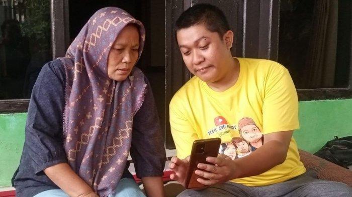 Keluarga korban kasus perampasan ibu dan anak di Subang, Yoris Amarullah dan Lilis Sulastri, melihat foto seseorang yang diamankan polisi di Jakarta, Kamis (11/8/2022). 