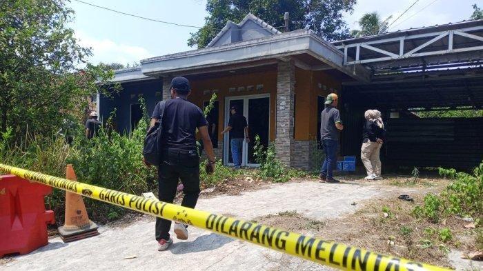 Penyidik Direktorat Kriminal Umum Polda Jabar kembali memasang garis polisi di lokasi tempat kejadian perkara (TKP) pembunuhan ibu dan anak di Kampung Ciseuti Desa/Kecamatan Jalancagak Kabupaten Subang, Sabtu (21/10/2023).