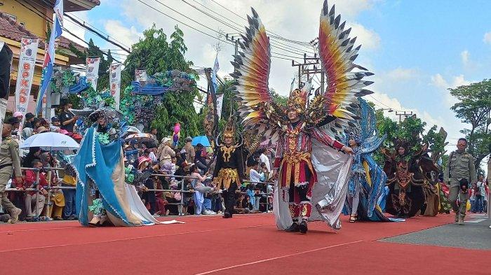 Peserta Bontang City Carnaval tampil mengenakan kostum menarik menghibur masyarakat yang rela bertahan di bawah terik panas matahari, Sabtu (21/10/2023)