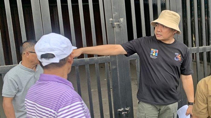Walikota Samarinda, Andi Harun saat meninjau beberapa bangunan yang terindikasi melewati GSB. Ia meminta agar pemilik bangunan dapat kooperatif untuk membongkar dan mendukung proyek drainase dalam upaya pengendalian banjir, Sabtu (21/10/2023).