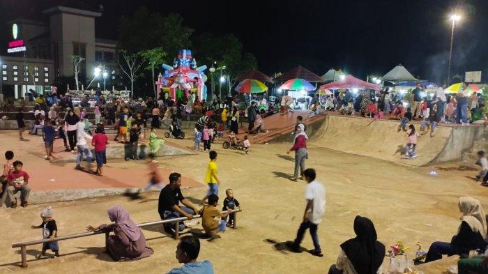 Ramainya pengunjung di pekan raya UMKM depan taman kantor Bupati Penajam Paser Utara. 
