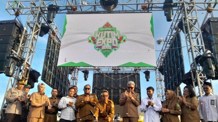 Bupati Kutai Timur, Ardiansyah Sulaiman memukul gendang sebagai tanda dibukanya Pekan Raya Kutim Expo 2023.