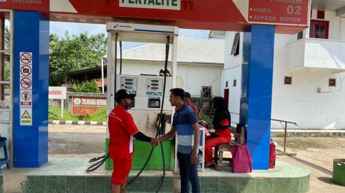 Personel Polsek Palaran turun melakukan sidak ke SPBU dan hunian kosong yang sempat dilaporkan warga menjadi tempat penimbunan BBM bersubsidi oleh pemotor bertangki besar, dengan hasil tak ditemukan dugaan yang dimaksud, Minggu (22/10/2023).TRIBUNKALTIM.CO/RITA LAVENIA