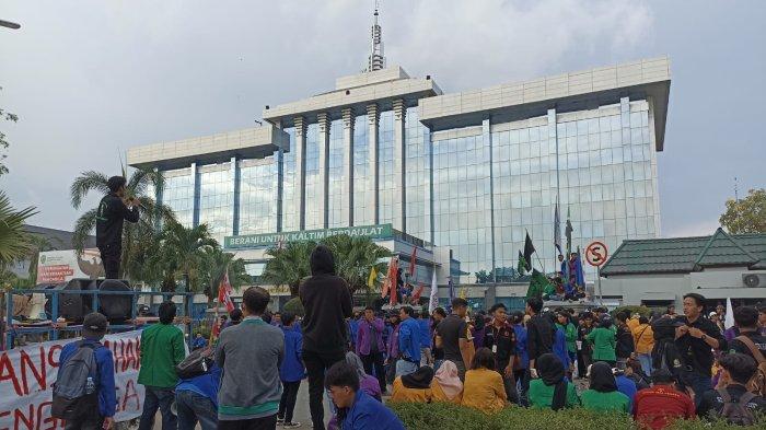 Suasana aksi yang digelar di depan Kantor Gubernur Kaltim, Senin (23/10/2023). Ratusan mahasiswa membawa 10 tuntutan soal evaluasi Presiden Joko Widodo dalam 2 periode memimpin, termasuk kritik soal putra sulungnya yang lolos mengikuti Pilpres 2024.