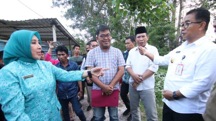 Bu Tito Karnavian, Istri Mendagri, kunjungi Penangkaran Buaya Teritip Balikpapan untuk membahas Buaya Riska, Selasa (24/10/2023). Akmal Malik, Pj Gubernur, tekankan perlunya menjaga keseimbangan antara kehidupan manusia dan hak binatang buas. Manajer Operasional penangkaran menyebut perlunya lembaga konservasi sebelum melepas Buaya Riska ke habitatnya.