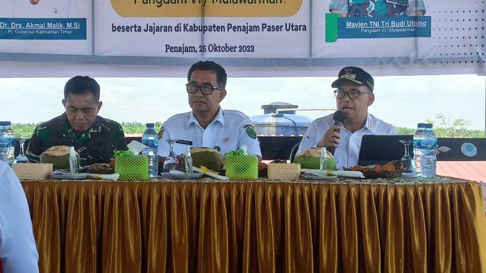 Pj Gubernur Kaltim Akmal Malik saat berkunjung ke Kecamatan Babulu Penajam Paser Utara, bersama dengan Pangdam VI Mulawarman Mayjend TNI Tri Budi Utomo, didampingi Pj Bupati PPU Makmur Marbun, Rabu (25/10/2023).