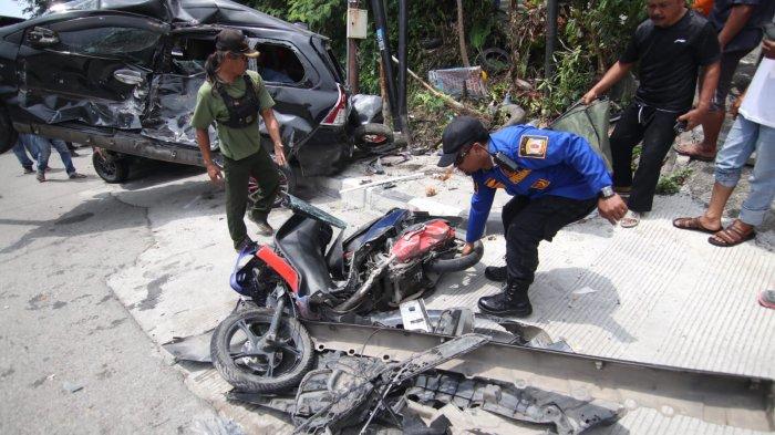 Lakalantas truk pompa beton menabrak lima kendaraan di Jalan Soekarno-Hatta, KM 2, Kelurahan Muara Rapak, Balikpapan Utara, Kota Balikpapan, Kalimantan Timur.