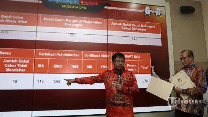 Ketua KPU Hasyim Asy'ari (kanan) didampingi Komisioner KPU Idham Holik (kiri) menunjukkan data saat penetapan dan pengumuman Daftar Calon Sementara (DCS) Pemilu 2024 di Gedung KPU Pusat, Jakarta, Jumat (18/8/2023).