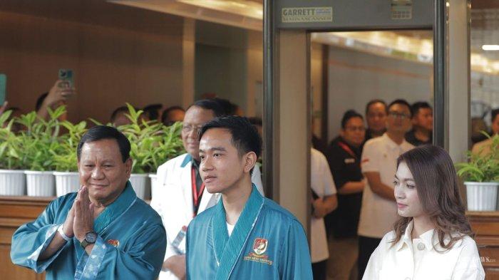 Pasangan Calon Presiden dan Wakil Presiden dari Koalisi Indonesia Maju (KIM) Prabowo Subianto dan Gibran Rakabuming Raka bersiap melakukan tes kesehatan di Rumah Sakit Pusat Angkatan (RSPAD) Gatot Subroto, Jakarta Pusat, Kamis (26/10/2023). Keduanya datang untuk menjalani medical check up atau tes kesehatan.
