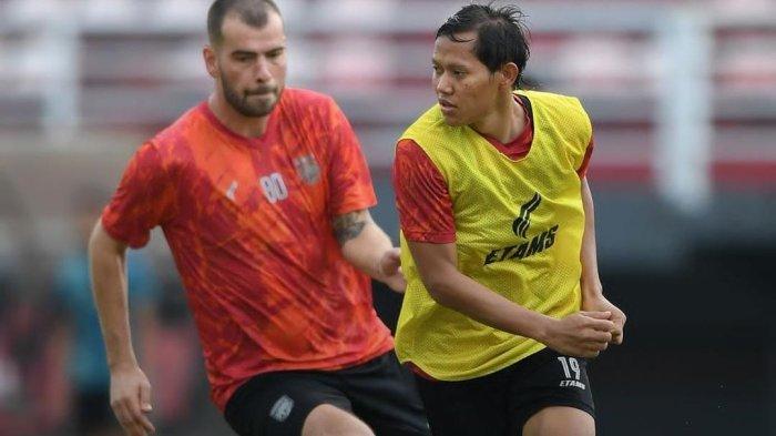 Adam Alis saat berduel bola dengan Wiljan Pluim di sesi Latihan Bersama Tim Borneo FC Samarinda di Kota Samarinda, Kalimantan Timur. 