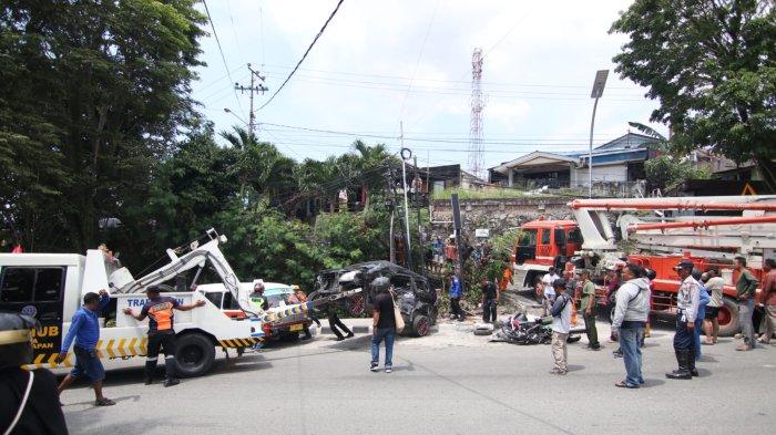 Wujud truk pompa beton yang menabrak lima kendaraan di Jalan Soekarno-Hatta, KM 2, Kelurahan Muara Rapak, Balikpapan Utara, Kota Balikpapan, Kalimantan Timur, Kamis (26/10/2023). Dari kecelakaan ini, munculkan korban luka.