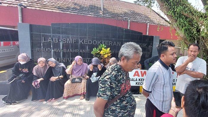 Pihak keluarga dari Alfa (19) yang jasadnya ditemukan terbungkus karung di dalam parit Jalan Cempaka pada Jumat (27/10/2023) saat dijumpai di ruang jenazah RSUD AW Sjahranie Sanarinda, Kalimantan Timur. 