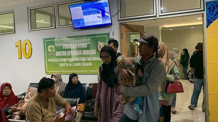 Bayi Adnan Arfandi bersama orangtuanya yang mengalami pembengkakan pada bagian perut akan menjalani operasi di Rumah Sakit M Djamil Padang