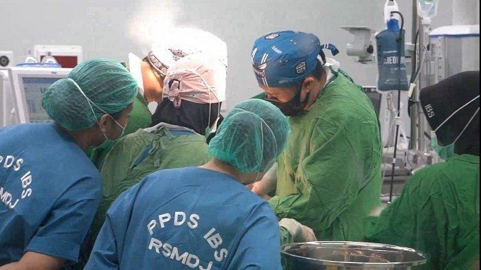 Dokter Bedah Rumah Sakit Umum Pusat (RSUP) M Djamil Kota Padang saat operasi pengangkatan tumor dalam perut bayi laki-laki berusia lima bulan bernama Adnan Arfandi, Kamis (26/10/2023)