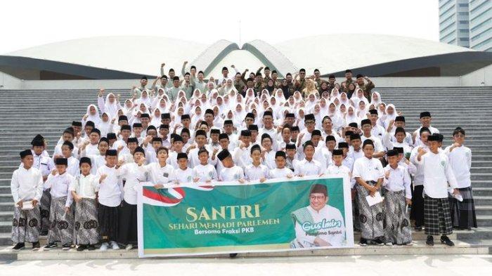 Sehari Santri Menjadi Parlemen? di Kompleks Parlemen, Jakarta, Kamis (26/10/2023).
