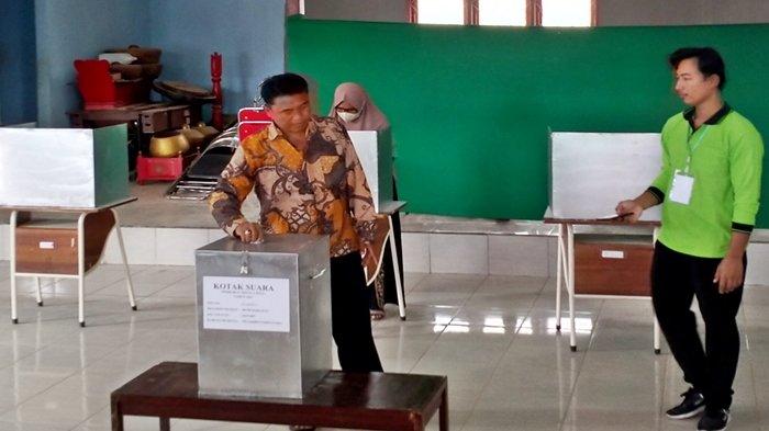 Pilkades di Desa Bumi Harapan, Kecamatan Sepaku, Penajam Paser Utara, Kalimantan Timur. Usai pemilihan ini, seluruh calon kepala desa yang terpilih, diharapkan bijak dalam mengambil keputusan, terutama dalam merumuskan program dan penggunaan dana desanya nanti, Minggu (29/10/2023).