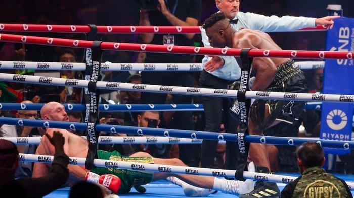 Francis Ngannou (kanan) saat berhasil memukul jatuh Tyson Fury dalam pertandingan tinju kelas berat di Riyadh, Arab Saudi, 29 Oktober 2023.