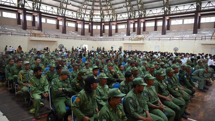 Bupati Paser Fahmi Fadli saat mengukuhkan dan mengambil sumpah ribuan Perlindungan Masyarakat (Linmas) dalam menyukseskan Pemilu 2024, yang berlangsung di Gedung Olahraga (GOR) Tapis, Kecamatan Tanah Grogot, Kabupaten Paser, Kalimantan Timur, Senin (30/10/2023).TRIBUNKALTIM.CO/SYAIFULLAH IBRAHIM