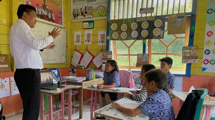 Asis Bin Wahid, Guru SDN 008 Mentarang Hulu, Kabupaten Malinau, Kaltara mengampuh pembelajaran di daerah terpencil. Asis memberikan masukan kepada FKIP UBT dalam mempersiapkan mata kuliah penyelenggaraan pendidikan dasar di wilayah terpencil.