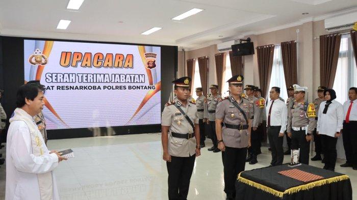 Iptu Muhammad Yazid (kanan) resmi melepaskan jabatannya sebagai Kasat Resnarkoba Polres Bontang, ia mengemban jabatan baru Kapolsek Bengalon, Kutim.