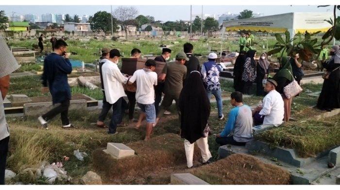 Prosesi pemakaman Hamka, pengusaha travel umrah dan anak balitanya yang ditemukan tewas membusuk, Minggu (29/10/2023), di TPU Semper, Cilincing, Jakarta Utara.